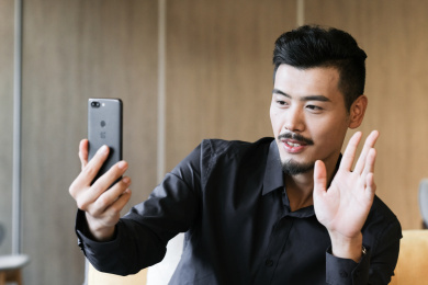 年轻的商务人士在办公