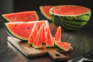 砧板上放着几块切成三角形的西瓜