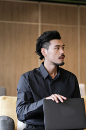 年轻的商务人士在办公