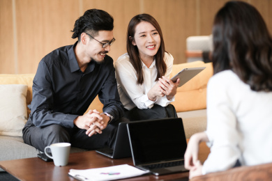年轻的商务人士在交流