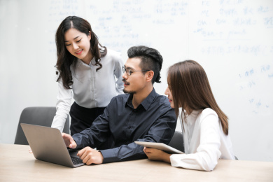 会议中一名男性操作笔记本电脑阐述方案