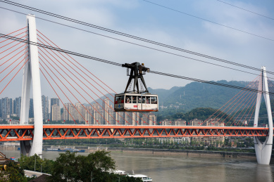 中国重庆长江索道，背景是东水门大桥