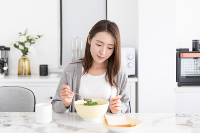 一名年轻女性在家吃健康早餐