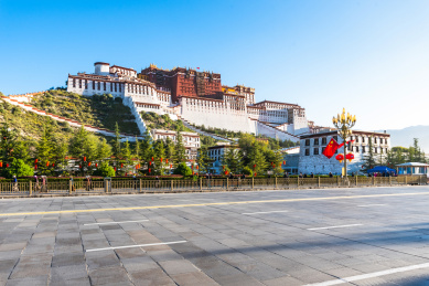 中国西藏拉萨市布达拉宫及前面的道路