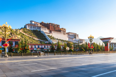 中国西藏拉萨市布达拉宫及前面的道路