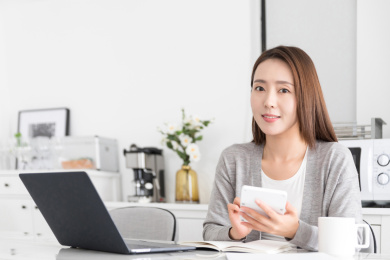 一名年轻女性在家使用笔记本电脑