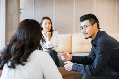 三名年轻员工在咖啡厅进行商务会议