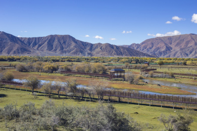 中国西藏日喀则的山脉湿地草原风光