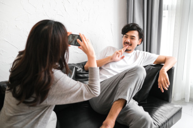 一对年轻的情侣在客厅玩闹