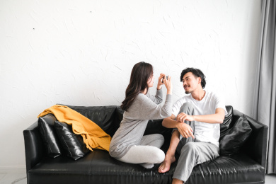 一对年轻的情侣在客厅玩闹