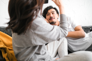 一对年轻的情侣在客厅玩闹