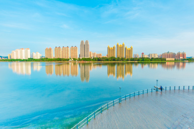 中国吉林省吉林市清澈的松花江边木质观光台