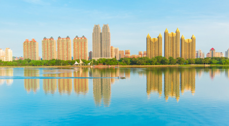 中国吉林省吉林市清澈的松花江畔建筑倒影