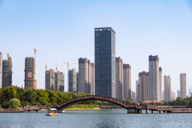 晴朗天空下中国安徽省蚌埠市城市风光高楼建筑景观