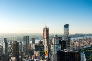 下午晴朗的美国纽约曼哈顿高楼大厦