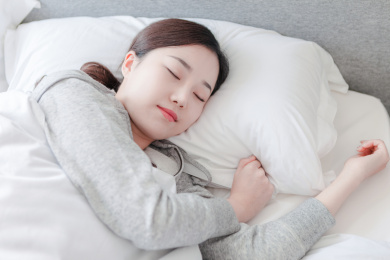 一个年轻的东方女人在熟睡中