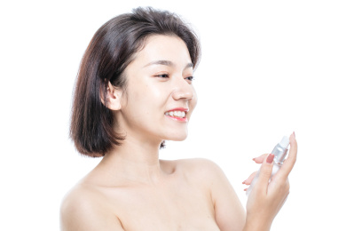 白色背景前的美丽年轻女性