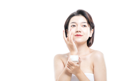 白色背景前的美丽年轻女性