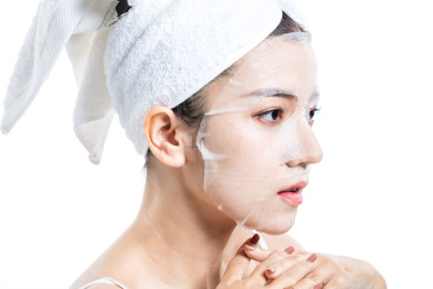 白色背景前的美丽年轻女性