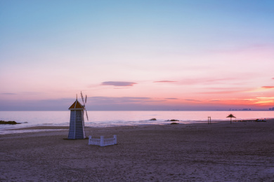 傍晚宁静的海洋上霞光照耀在风车上