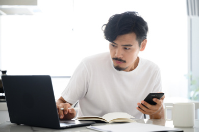 年轻亚洲男人在家办公