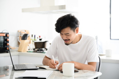 年轻亚洲男人在家办公