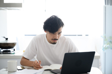 年轻亚洲男人在家办公