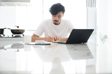 年轻亚洲男人在家办公