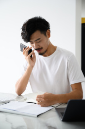 年轻亚洲男性在家办公