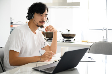 年轻亚洲男性在家办公