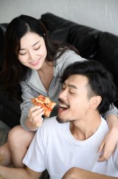 年轻亚洲情侣在家享受周末