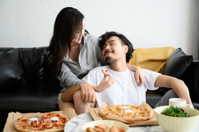 年轻亚洲情侣在家享受周末