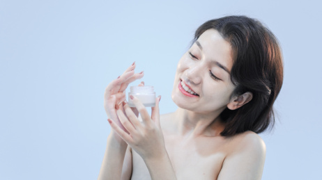 纯色背景前的年轻中国女性美容