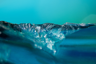 幻彩背景上的彩色玻璃碎片