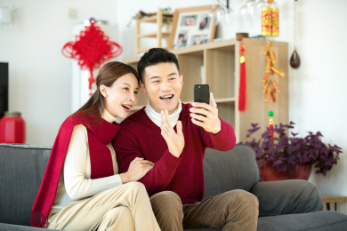 一对情侣在用手机拜年