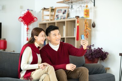 一对情侣在用手机拜年