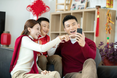 一家三口在用手机拜年