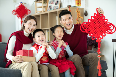 正在拜年的中国家庭 