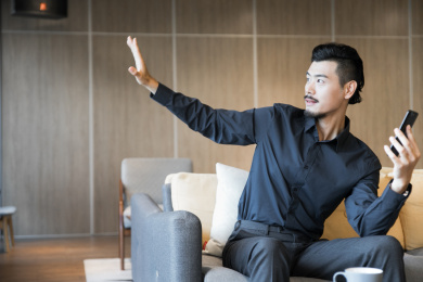 一名商务男士在使用手机视频通话