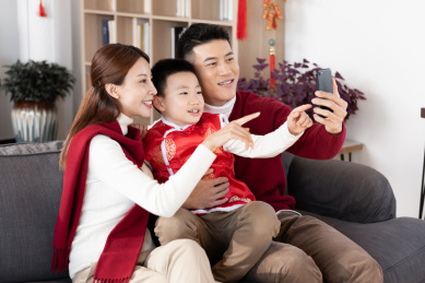 一家人正在使用手机视频通话