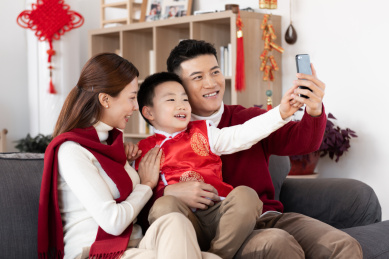 一家人正在使用手机视频通话