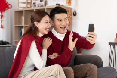 年轻的夫妻正在使用手机视频通话