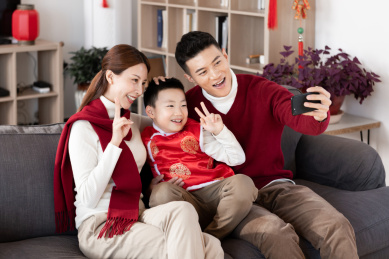 一家人正在使用手机视频通话