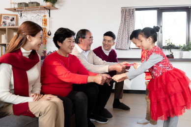 两位老年人正在给孙辈发红包