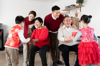 两位老年人正在给孙辈春节礼物