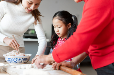 祖孙三代在厨房里正在包饺子
