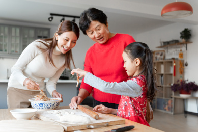 祖孙三代在厨房里正在包饺子