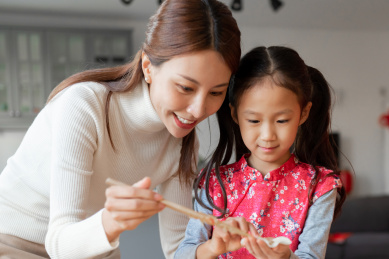 妈妈和女儿在厨房里正在包饺子