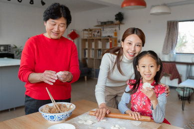 祖孙三代在厨房里正在包饺子