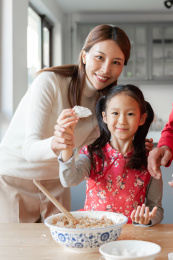 妈妈和女儿在厨房里正在包饺子